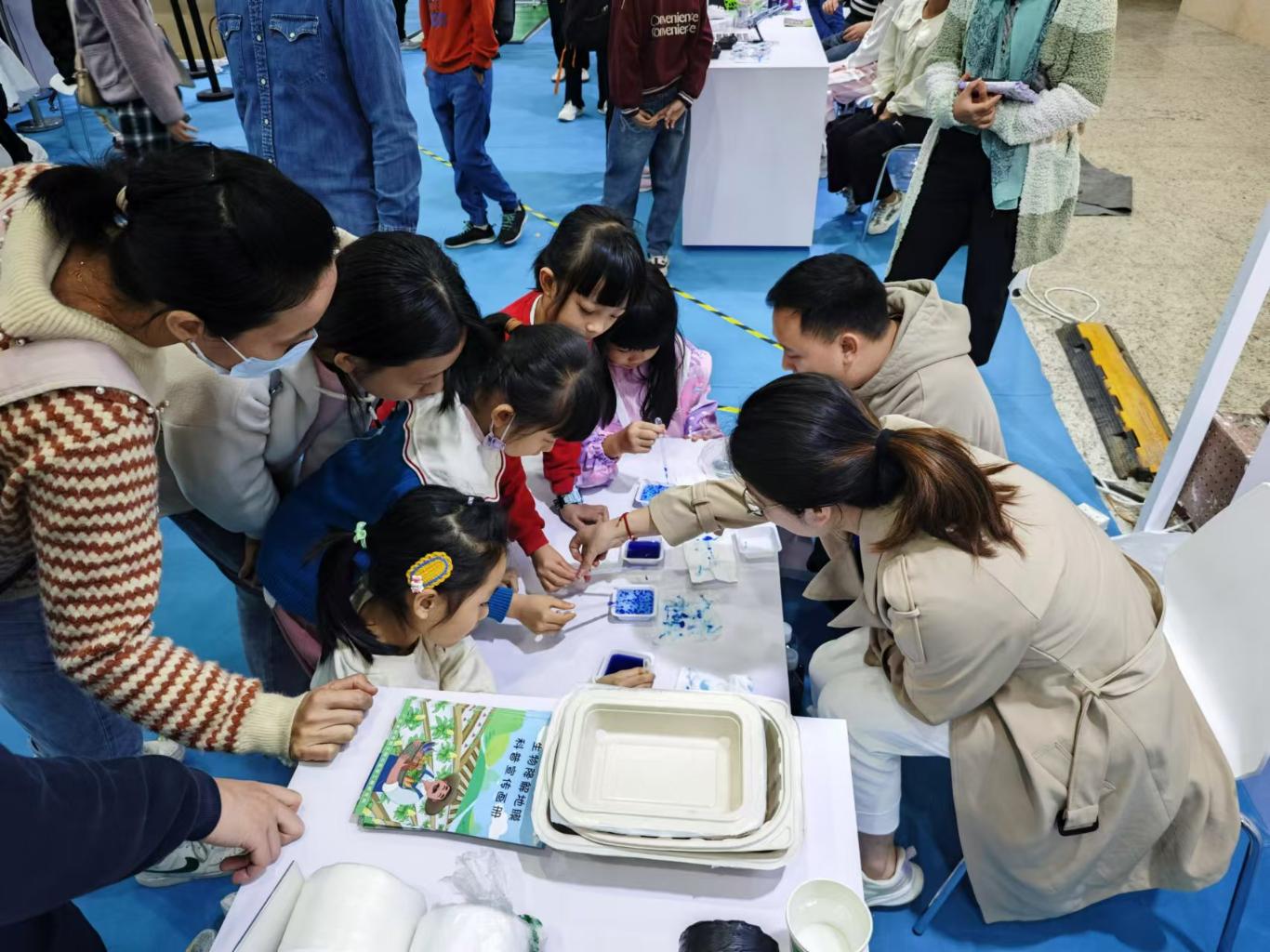 科普人员带领小朋友做科学小实验.jpg 澳门太阳城